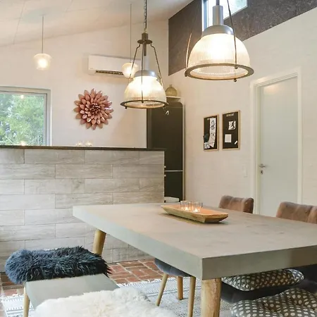 펜션 Three-bedroom Holiday In